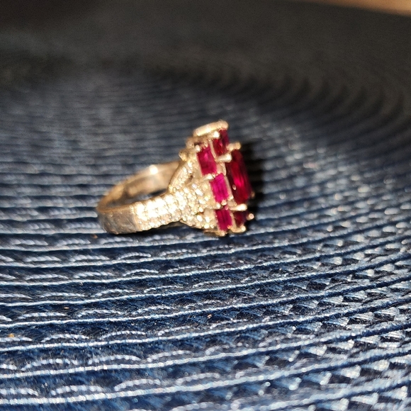 Garnet and diamond ring but from a vintage jewelry shop size 6 to 6 and 1/2 - Picture 3 of 4